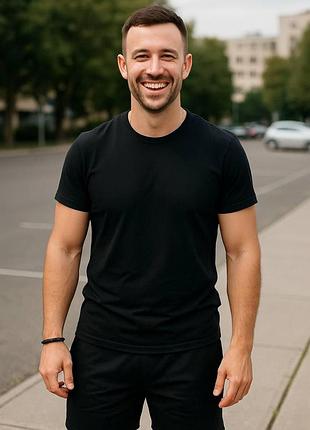 Базова однотонна футболка
