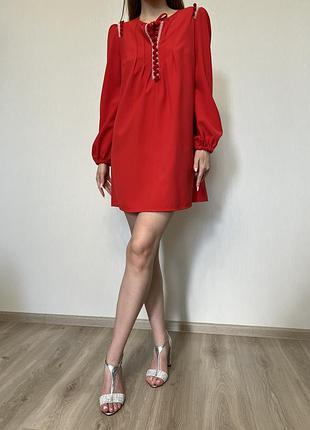 Ярко-красное платье в стиле бохо с декоративными деталями