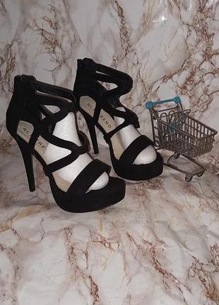 Черные босоножки на высоком каблуке, пяточка на молнии р.39, 40