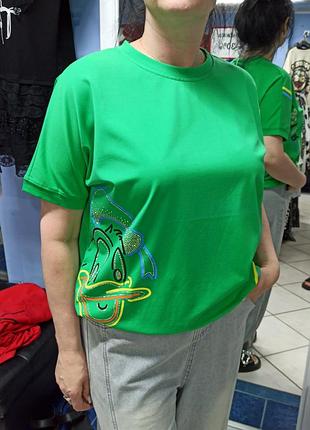 Футболка женская со стразами.