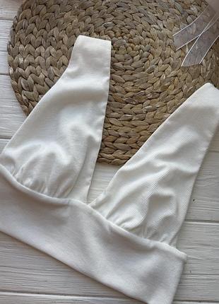 Белый  топ , белая майка на широких брителях