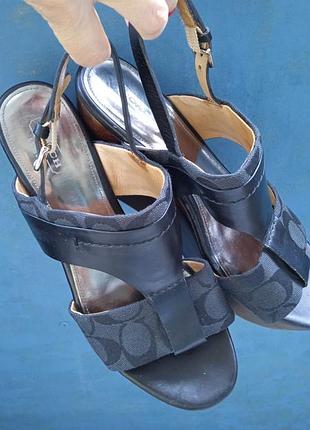 Сандали на танкетке.