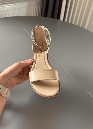 Lasocki шкіряні босоніжки р. 38