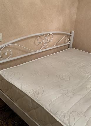 Ліжко нове, металеве, на ніжках, біле з матрацом (140*200см)