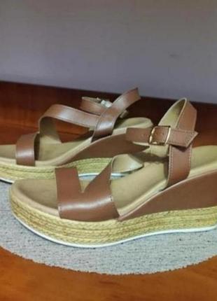 Босоножки кожаные на танкетке из итальялии раз. 39.5-40