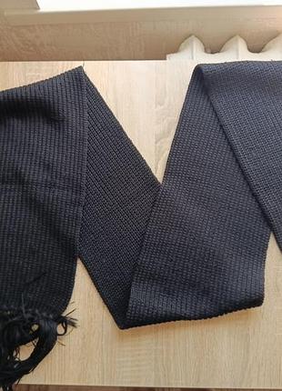 Приятный черный шарф.