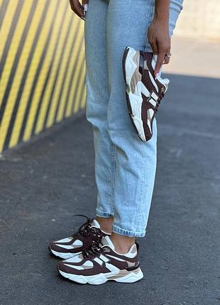 Кросівки жіночі