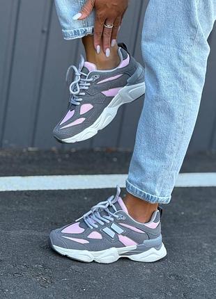 Кросівки жіночі