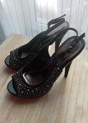 Босоніжки на високих підборах