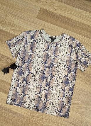 Трендовая футболка в змеиный принт