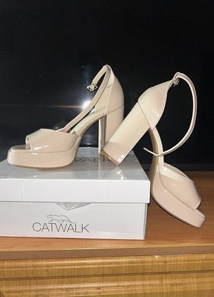 Жіночі босоніжки catwalk на високому стійкому підборі та платформі