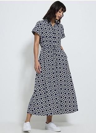 Темно-синя сукня міді з коміром та ланцюжковим принтом