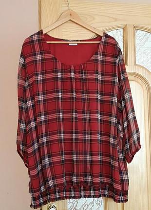 Червона блуза в клітку