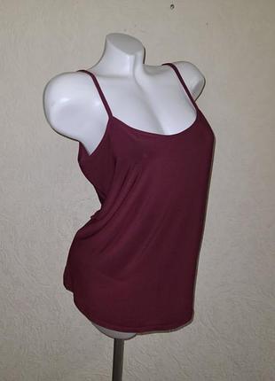 Стрейчевая майка на тонких бретелях