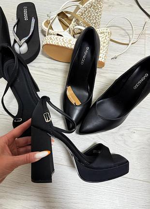 Чорні босоніжки reserved