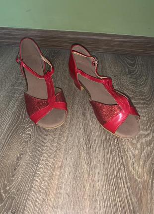 Бальні, вечірні туфлі 37 розмір, червоний колір з застібкою