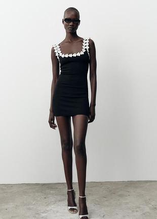 Платье эластичное черное с цветочной фурнитурой zara