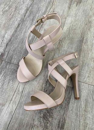 Босоніжки жіночі