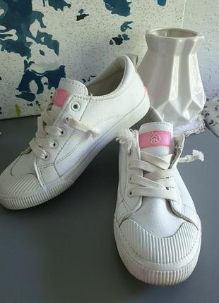 Кроссовки женские, кожаные, 35,5-36,5 размера, стелька 22 см., носок прорезиненный