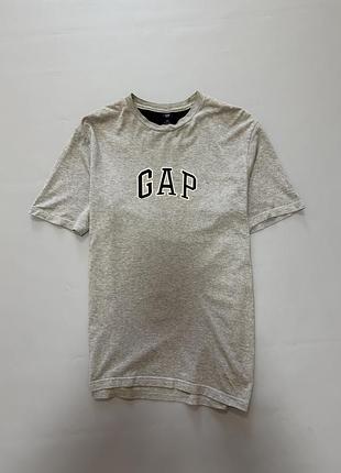 Футболка gap з великим вишитим логотипом