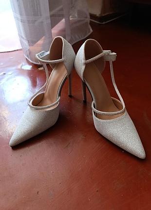 Туфлі на весілля чи на вечірку . розмір 38.5 ,по стільці 24.8