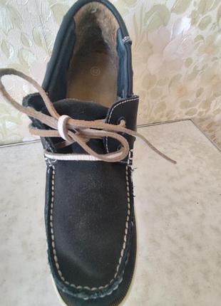 Чоловічі темно-сині туфлі на шнурівці та білій підошві