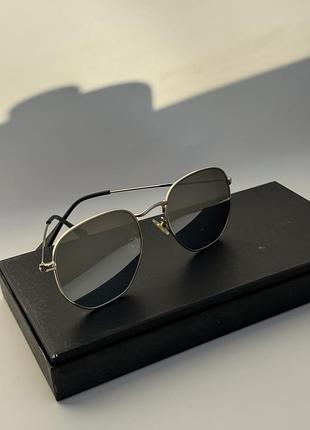 Сонцезахисні окуляри в срібній оправі