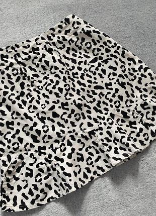 Коротка стильна спідниця з тонкої бавовняної тканини