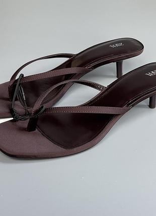 Атласні босоніжки zara
