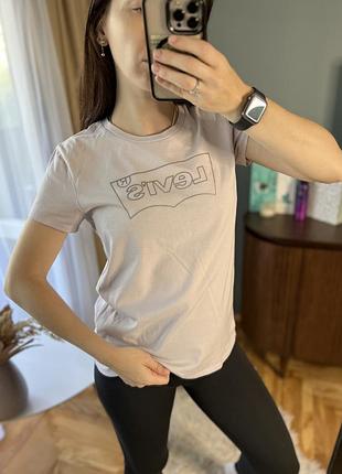 Блідо рожева сіра футболка levi’s