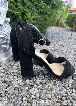 Босоніжки на каблуку босоножки
