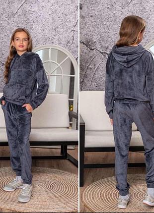 Гарний базовий костюм для дівчинки