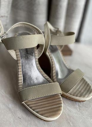 Бежеві босоніжки на танкетці, розмір 38