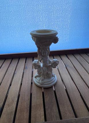 Подсвечник выполненный из поликерамики ангелы