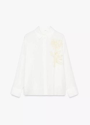 Белая рубашка с цветком
