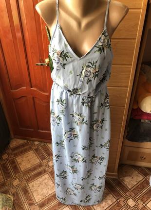 Гарна сукня з розрізами