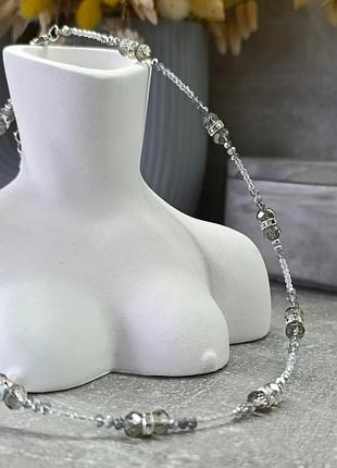 Колье ручной работы из хрустальных бусин и акриловых элементов