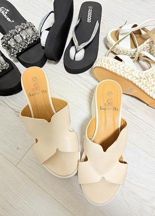 Бежеві  шльопанці на платформі