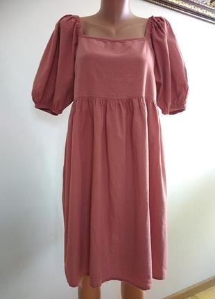 Платье с пышными рукавами с завышенной талией