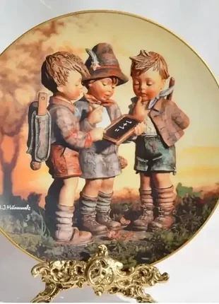 Колекційна порцелянова тарілка danbury mint hum із зображенням діток.