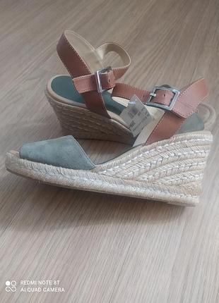 Кожаные босоножки