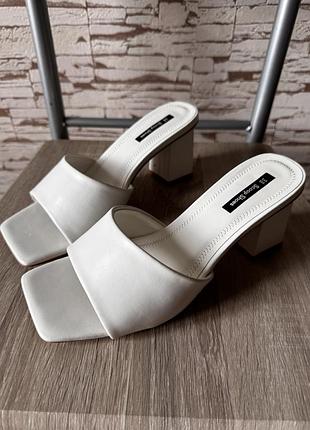 Шльопанці на каблуку білі