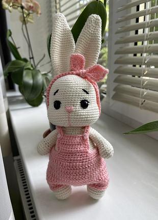 Вязаная розовая зайка