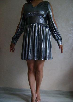 Сияющее серебряное платье