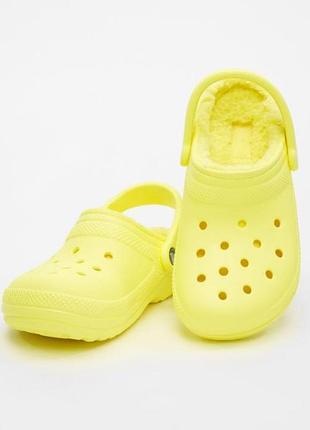 Crocs. оригінал. утеплені неонові крокси з хутром боргом.
