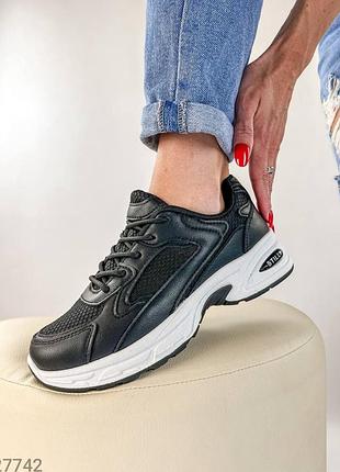 Чорні кросівки на білій підошві