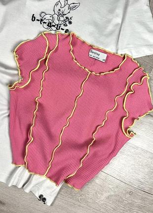 Яскрава футболка bershka