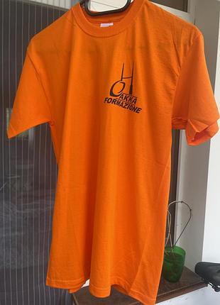 Яскрава помаранчева футболка