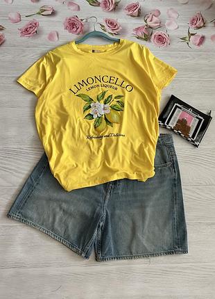 Красива яскрава футболка shein