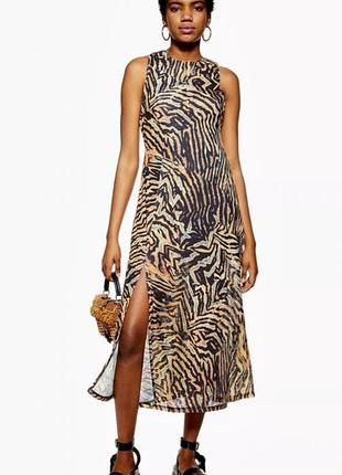 Довга сукня з розрізом на нозі